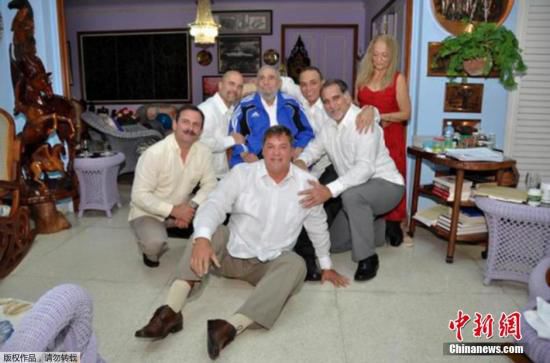 當(dāng)?shù)貢r間2015年2月28日，古巴哈瓦那，古巴前領(lǐng)導(dǎo)人菲德爾·卡斯特羅接見被美國釋放的5名間諜合影。