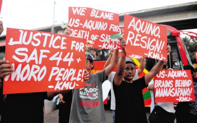 2月3日，菲律賓馬尼拉，民眾舉行示威游行悼念遇難的44名特警，并要求總統(tǒng)阿基諾下臺，對此次反恐行動失敗負(fù)責(zé)。
