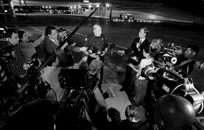 警方發(fā)言人接受記者采訪。