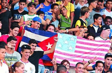 球迷為參加友誼賽的兩隊(duì)加油助威 球迷為參加友誼賽的兩隊(duì)加油助威