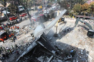 7月1日，搜救人員在印尼軍機(jī)墜毀現(xiàn)場(chǎng)進(jìn)行搜救和清理工作。