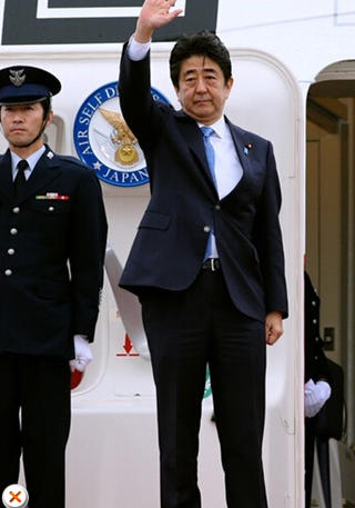 安倍在機(jī)場(chǎng)告別，面色凝重