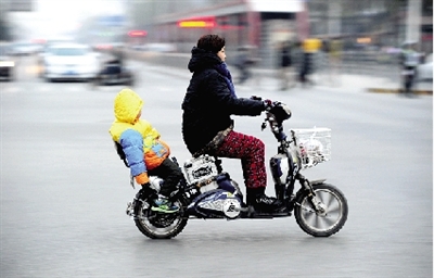 昨日下午，隴海西路桐柏路口，紅燈亮起的瞬間一輛電動車闖過路口。