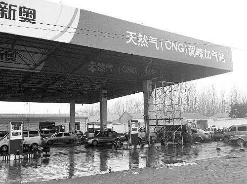 開(kāi)封大量無(wú)證二手氣瓶裝上車(chē) 加氣站不檢查安全證明 開(kāi)封大量無(wú)證二手氣瓶裝上車(chē) 加氣站不檢查安全證明