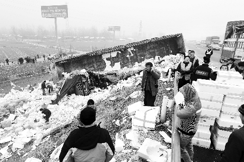 　京港澳高速長(zhǎng)葛段，又一輛拉蔬菜的車翻在路邊