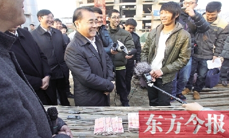 農(nóng)民工討薪未果 省高院院長跑到工地發(fā)欠薪 農(nóng)民工討薪未果 省高院院長跑到工地發(fā)欠薪