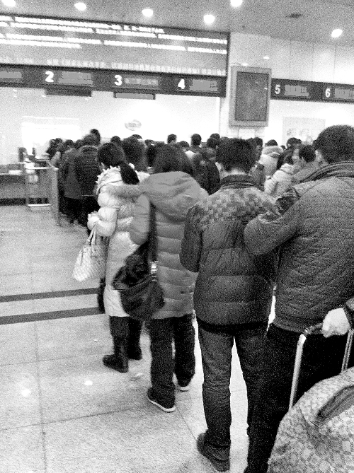 春運第三日退票的隊伍比買票隊伍長 春運第三日退票的隊伍比買票隊伍長