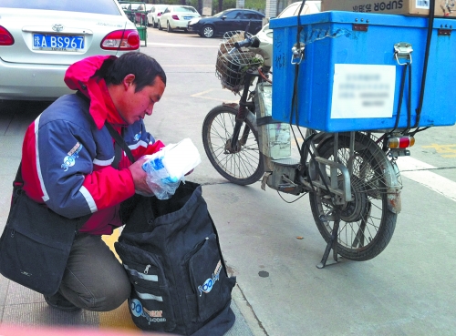 一名快遞員正在送貨 一名快遞員正在送貨