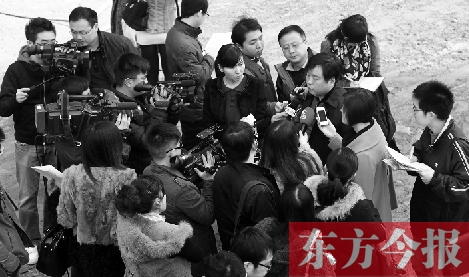 經(jīng)適房“下課”，公租房的申請(qǐng)、租金等備受關(guān)注，圖為鄭州市房管局規(guī)劃和住房保障處處長(zhǎng)馮榮智被媒體記者“