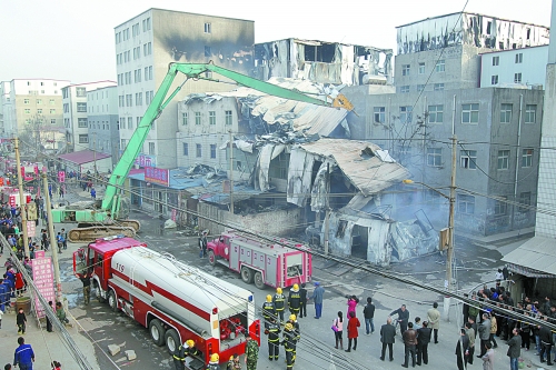 風(fēng)助火勢，6座相鄰的居民樓加建的板房樓陸續(xù)被大火引燃。