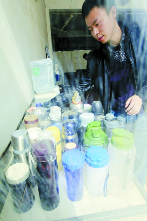 怕堵在路上，公交司機不敢喝水，把杯子放在了調(diào)度室