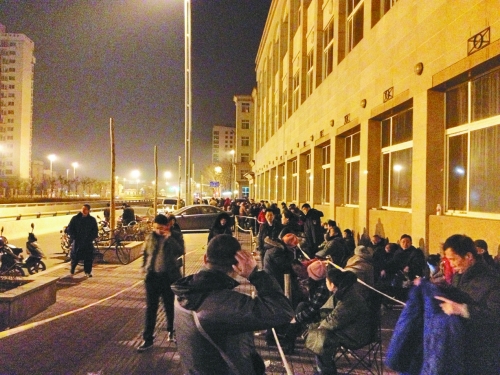 鄭州:500多人坐街頭排號選房 工作人員承認工作不足 鄭州:500多人坐街頭排號選房 工作人員承認工作不足