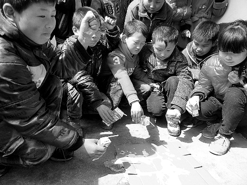 孩子們往地上擠奶 孩子們往地上擠奶