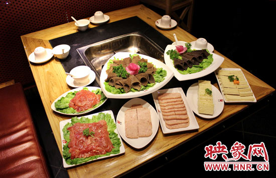 巴奴毛肚火鍋主打的就是半份的菜品。例如這個(gè)巴奴毛肚，整份的是42元，而半份只要21元，既便宜又實(shí)惠。