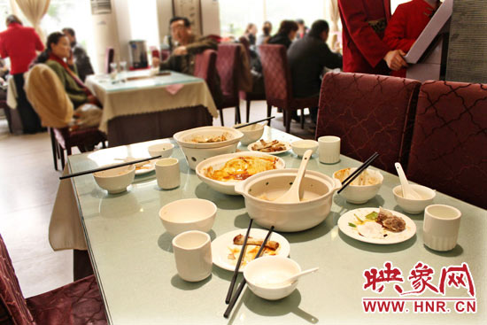 3月22日，阿五美食英協(xié)路店幾位顧客用完餐后，盤(pán)子里的食物所剩無(wú)幾。