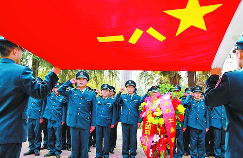 　　“我宣誓:保衛(wèi)祖國藍(lán)天不受侵犯!”4月3日,濟(jì)空某部的官兵來到內(nèi)鄉(xiāng)縣烈士陵園掃墓,通過敬獻(xiàn)花籃、