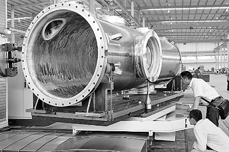 ▲5月6日，河南飛宇實(shí)業(yè)有限公司的技術(shù)人員正在調(diào)試設(shè)備，準(zhǔn)備試生產(chǎn)。