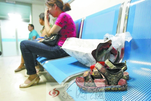 7歲男孩去廁所被“精神病”大男孩捅十多刀,孩子父母和孩子姥姥在手術(shù)室前痛哭。孩子的涼鞋上全是血跡。