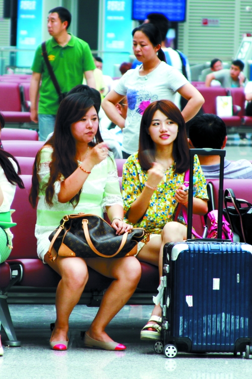 實在太熱，有個美女拿身份證當扇子用