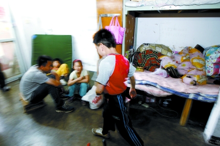 孩子們住在這里，沒(méi)有上學(xué)，大部分時(shí)間是練功，出去表演