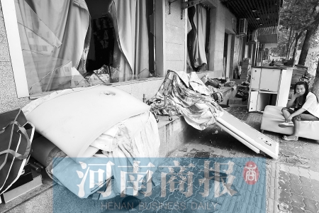 　多間臨街商鋪夜間被砸，店里的沙發(fā)、貨品等被搬到了戶外  侯建勛/攝