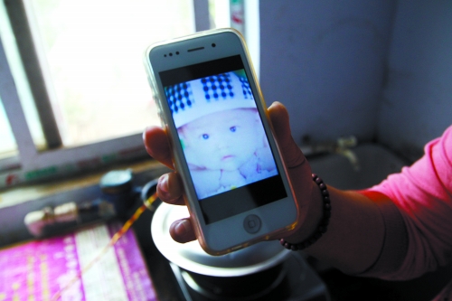 兒子過去的照片，她一直存在手機里