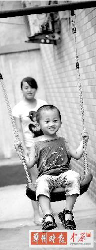 張麗梅說，兒子的每張笑臉，都會(huì)讓自己看到希望。