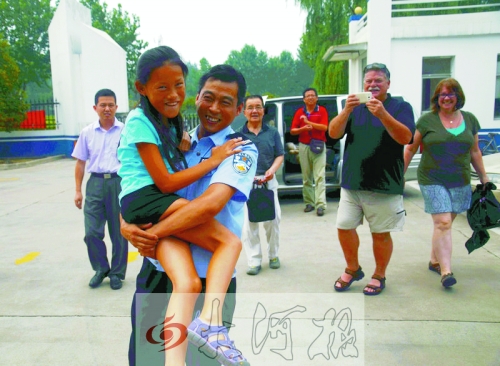 黨心松一行人剛下車，楊衛(wèi)軍就一把抱起了她，流露出幸福的笑容，不遠(yuǎn)處史蒂夫拍照銘記這一刻。