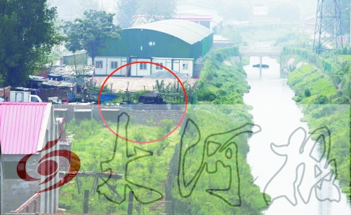 　彩虹橋西南側(cè)有一個大型地溝油加工窩點，廢水流入旁邊的排水渠。