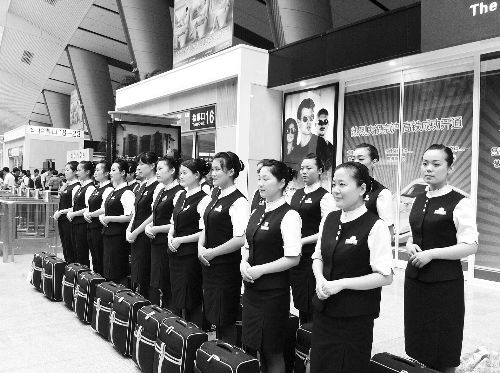 本想著上了學(xué)能安排到高鐵或地鐵單位當(dāng)乘務(wù)員，結(jié)果只是去做安保服務(wù)，許多學(xué)生稱上當(dāng)了