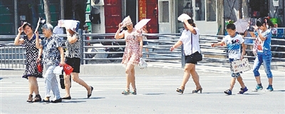  街頭，遮擋陽光是一門“技術(shù)活”。