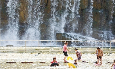 能玩水的地方，人一定多。