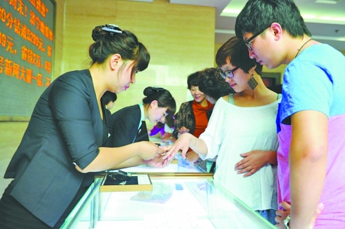 在北上廣等一線城市，鉆戒價格與國際接軌，價格不高，引發(fā)市民搶購潮。