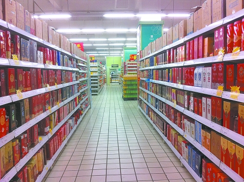 商場里賣的酒，銷售人員稱都是純糧酒，而專家稱，中、低檔酒用酒精和各種添加劑勾兌的情況并不鮮見。