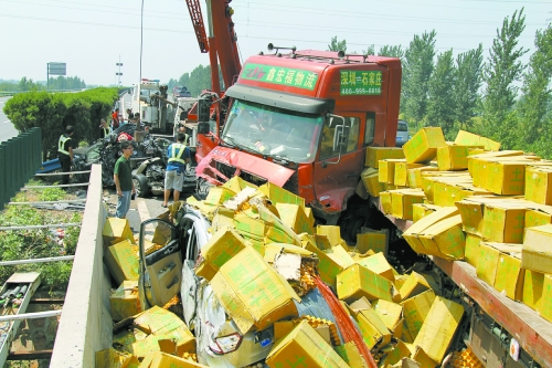 大貨車旁邊的海馬轎車被雞蛋砸中，車上兩人逃脫及時(shí)，僅受輕傷。
