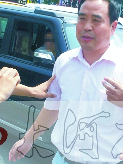 　被“請(qǐng)”下警車的一名“領(lǐng)導(dǎo)”