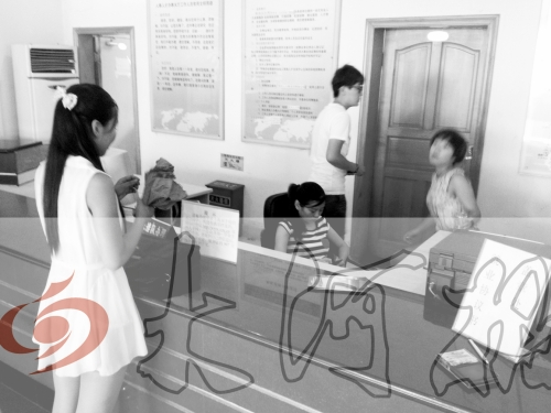 鄭州市人才交流服務(wù)中心二樓大廳，剛畢業(yè)大學(xué)生咨詢政策，工作人員卻在若無(wú)其事地玩手機(jī)。