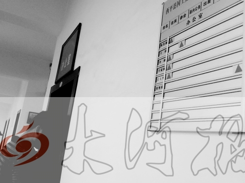 　7月4日上午，西平縣國(guó)土局辦公室門口在崗牌子高高掛，但里面空無(wú)一人。