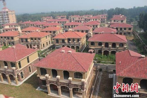 在鄭州市惠濟(jì)區(qū)花園口鎮(zhèn)申莊村的黃河岸邊，這處豪華別墅群蔚為壯觀。侯偉勝 攝