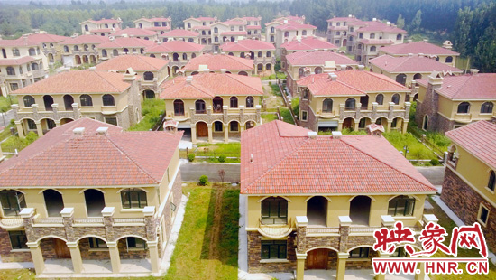 這里的別墅共計30多棟，有兩層的，也有三層的，主體、裝修都已經(jīng)完工