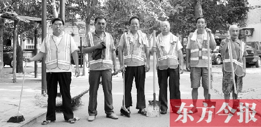 昨天下午6點(diǎn)，6名環(huán)衛(wèi)工人相伴乘坐B1返回27公里外的花園口村。