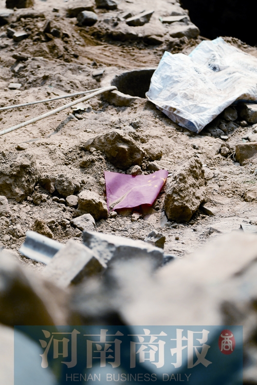 　　孩子墜井前，手里拿著國旗，邊走邊玩……