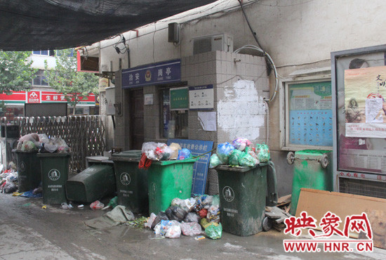 七個(gè)裝滿(mǎn)垃圾的大桶已經(jīng)將進(jìn)出小區(qū)的路堵了一半 七個(gè)裝滿(mǎn)垃圾的大桶已經(jīng)將進(jìn)出小區(qū)的路堵了一半