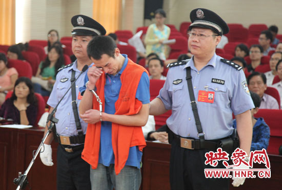 庭審現(xiàn)場(chǎng)，幾度流下淚水的小偉，后悔當(dāng)初太過沖動(dòng)。魏海勇-攝