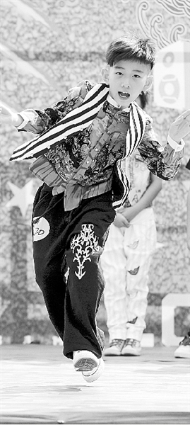 Hiphop (嘻哈舞)很受大眾喜愛(ài) Hiphop (嘻哈舞)很受大眾喜愛(ài)