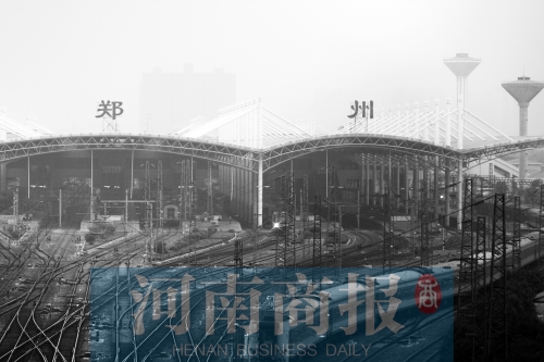 從解放路立交向南望去，火車站南側(cè)一座高樓在霧霾中若隱若現(xiàn)