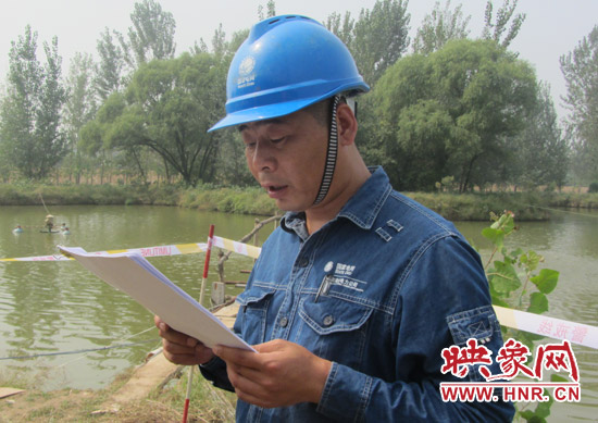 登塔之前，樊建軍在做最后的安全指示