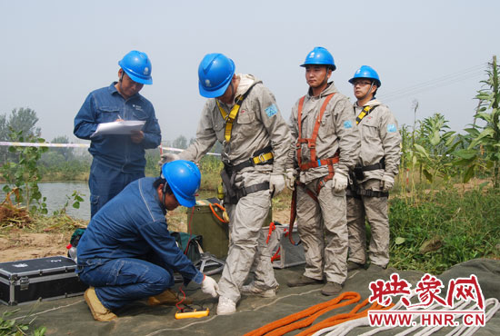 “弟兄們”每次上塔作業(yè)，樊建軍都要認真核對檢查，不容一絲失誤出現(xiàn)。