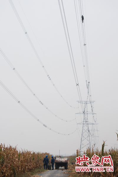 樊建軍自已笑稱，他們更像是一群“高空舞者”。