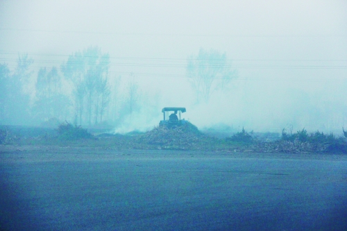 　9月底，南陽市社旗縣一處秸稈焚燒現(xiàn)場。此次督察通報，該縣被罰款9萬元。